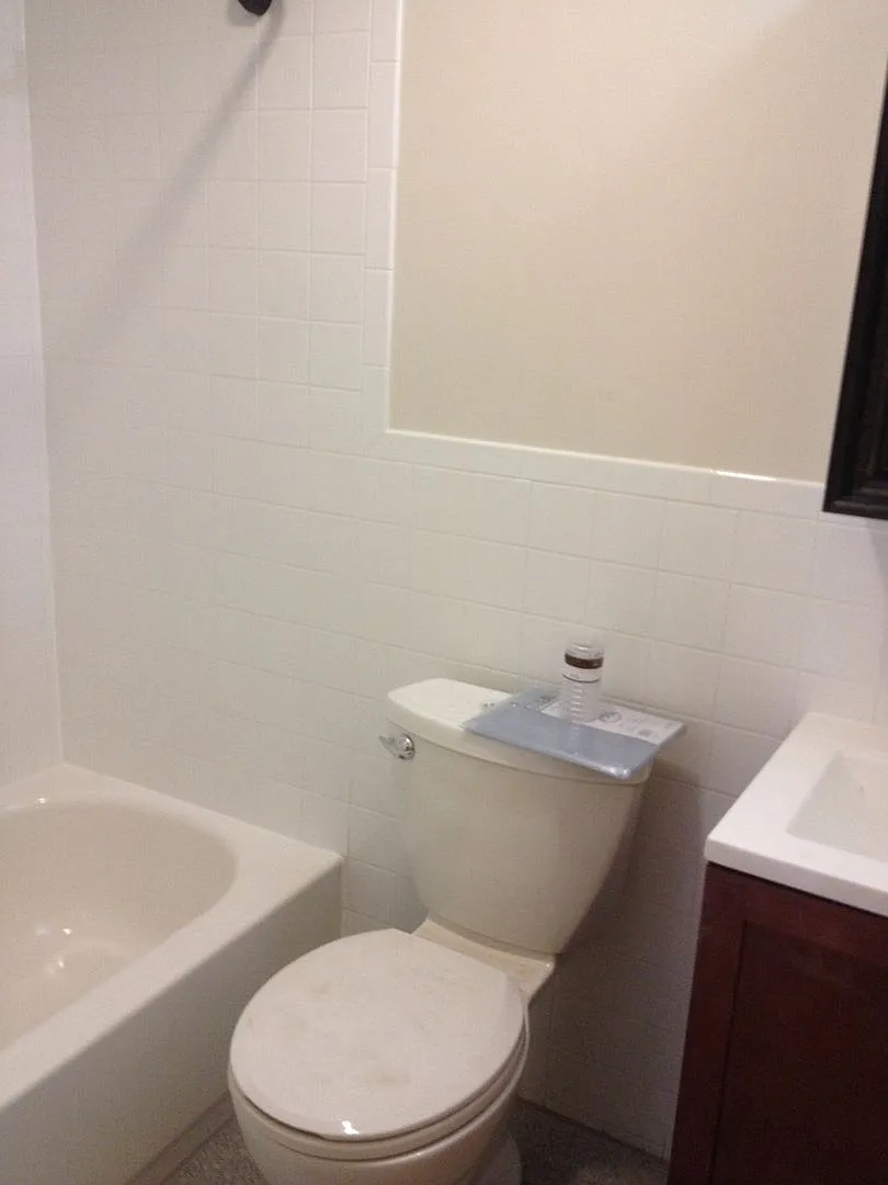 Charming 4 Bedroom-No Broker Fee — Photo 2