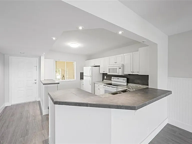 7800 Emerald Cir #B-104 — Photo 3