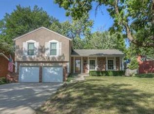8906 Grandview Dr, Overland Park, KS 66212