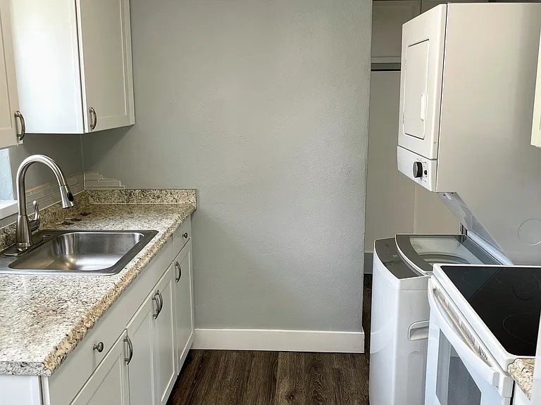 323 N Spruce St — Photo 8