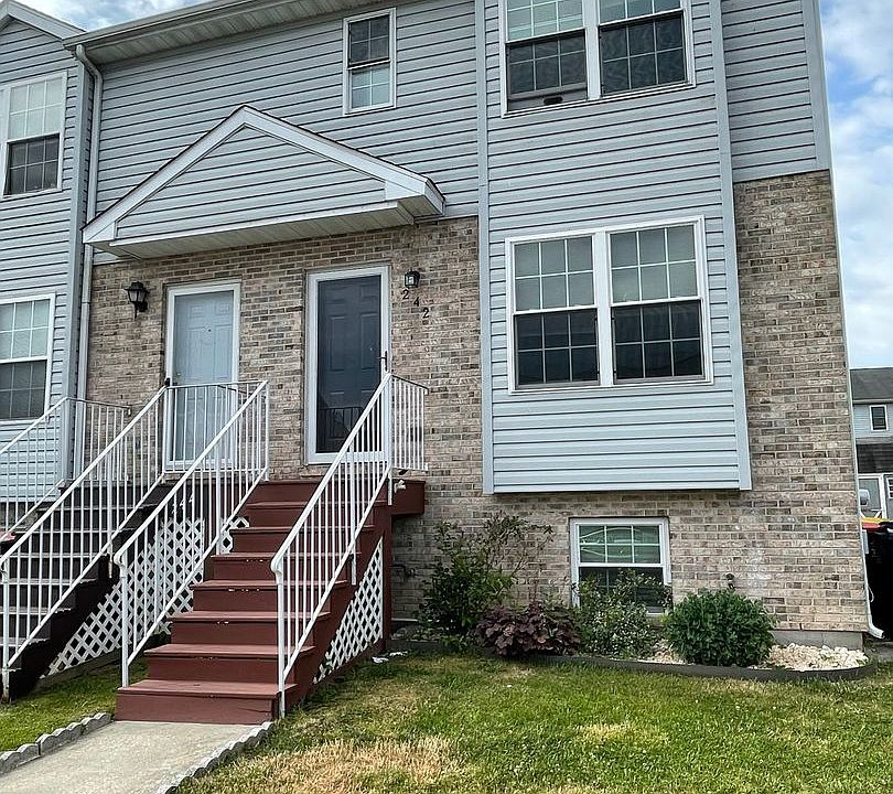 1st image of 242 Vincent Cir