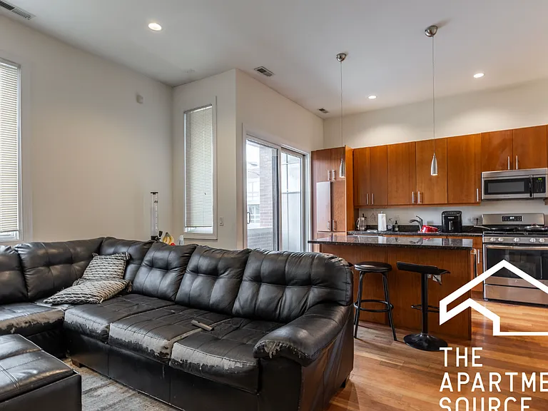 1350 W Augusta Blvd #201 — Photo 5
