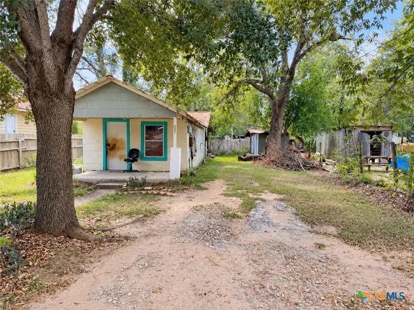 109 W Jones St, Luling, TX 78648