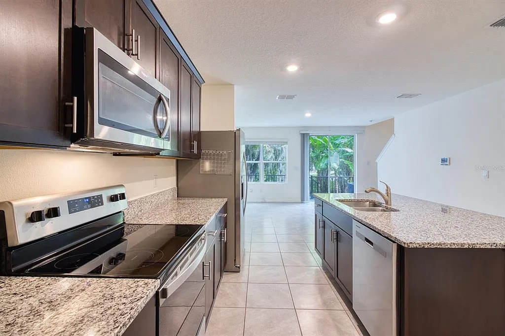 3 bed, 2.5 bath, 1624 sqft, $2,200 — Photo 2