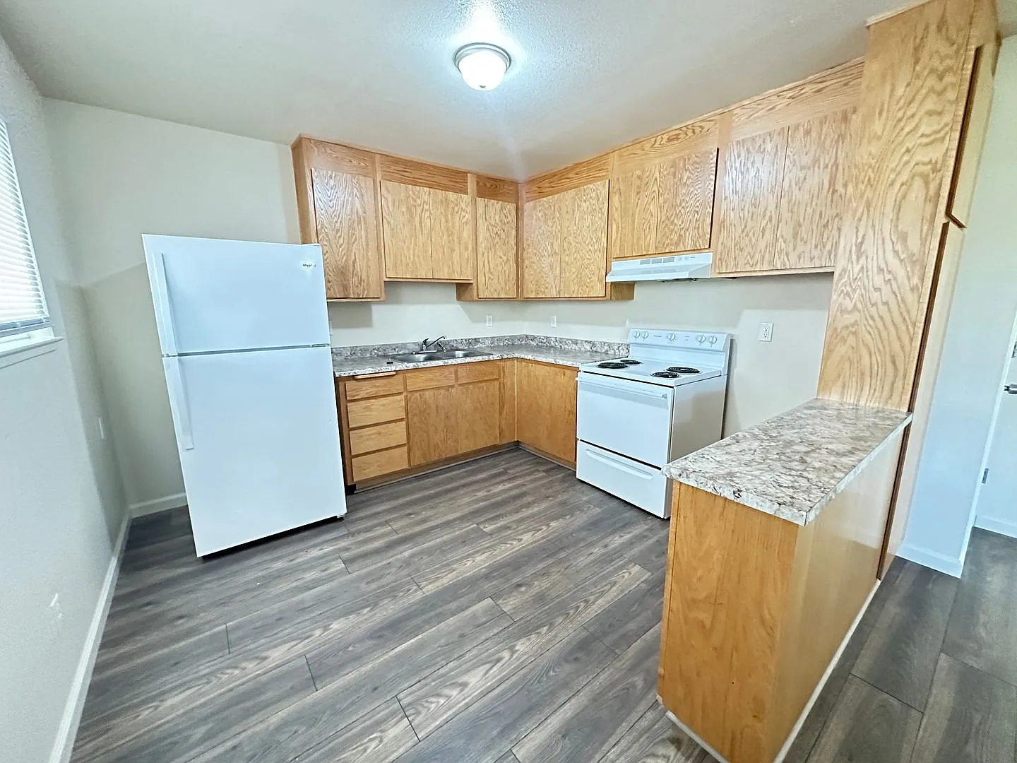 Lake Crest Apartments — Photo 2