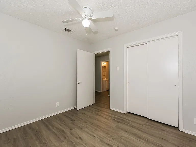 1238 Narcissus Ln — Photo 8