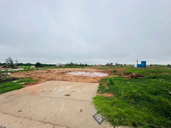725 Ridgeway Dr, Enid, OK 73701