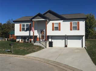 230 Village Circle Dr, Winfield, MO 63389