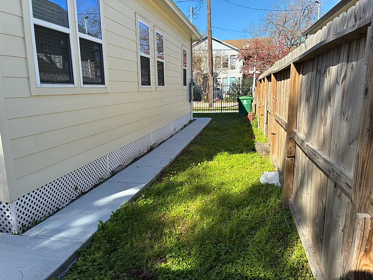 1604 Brooks St — Photo 16