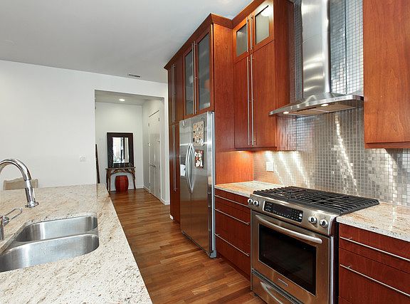 5th image of 830 N Ashland Ave APT 3N