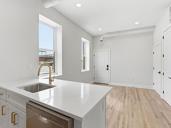 5th image of 337 S Fremont Ave #4