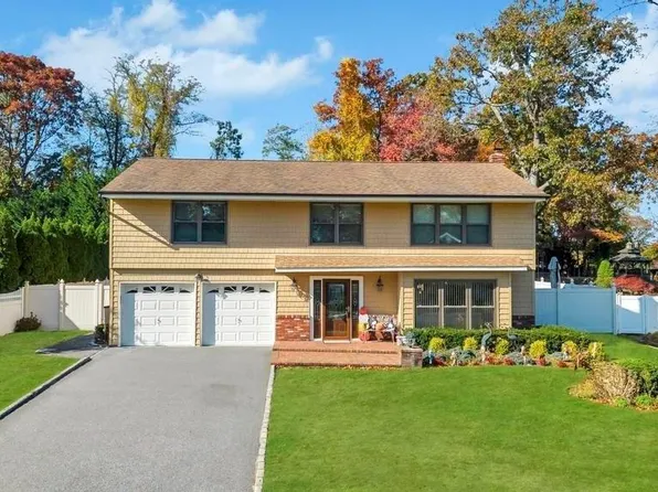 34 Apple Tree Drive, Hauppauge, NY 11788