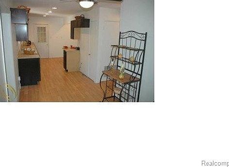4th image of 21634 Albion Ave