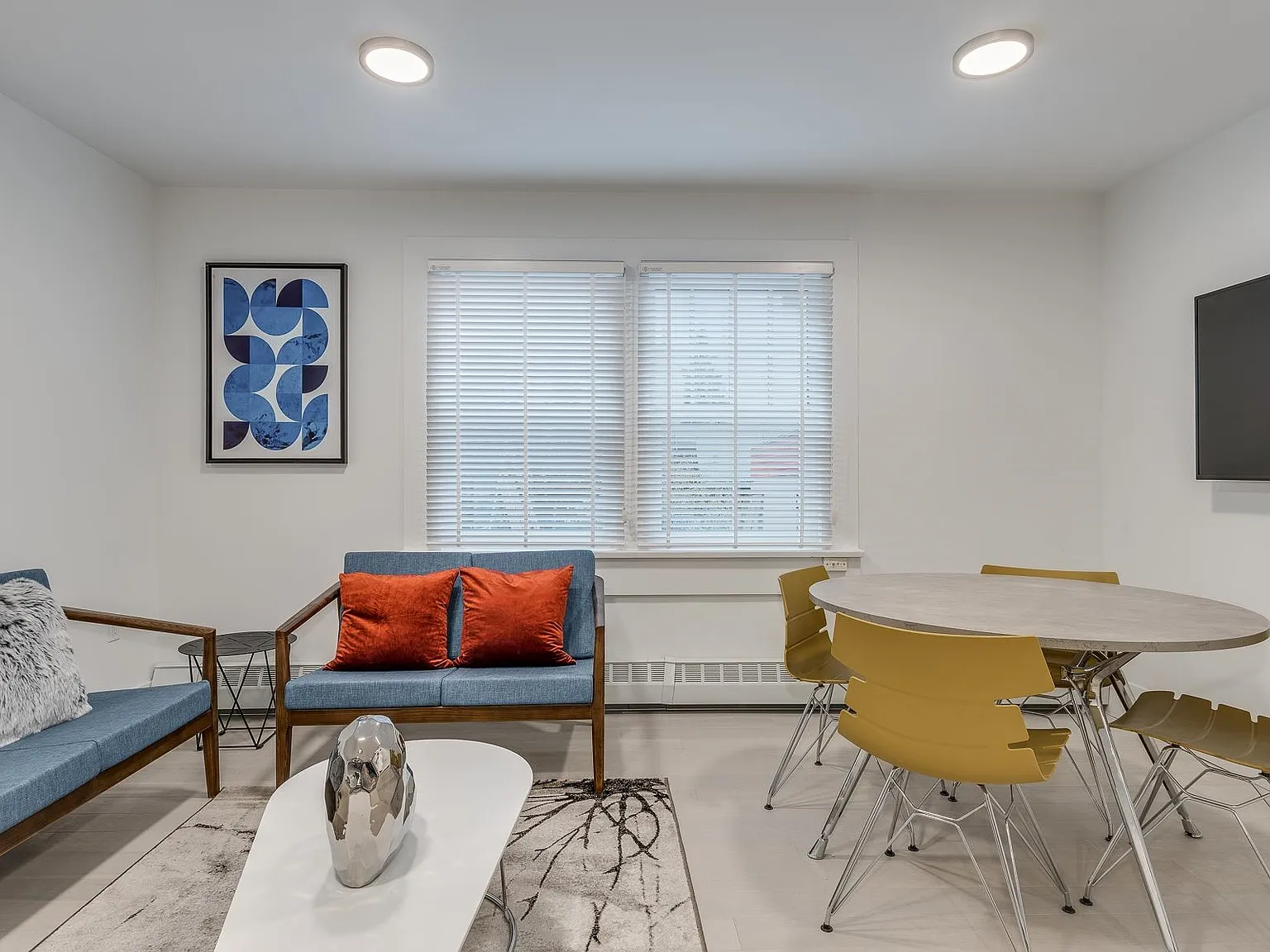 3 bed, 781 sqft, $4,390 — Photo 1