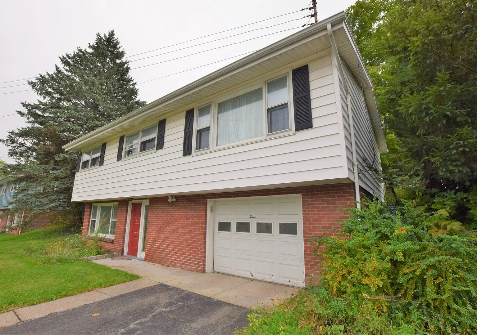 Bright 4 Bedroom Walking to IC — Photo 1