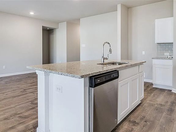 3rd image of 4046 Canary Pl