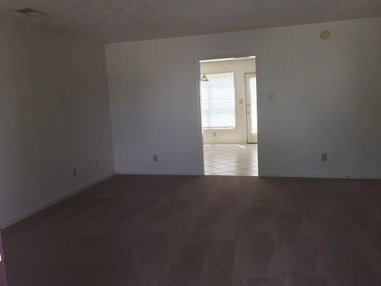 572 Hadlow St — Photo 4