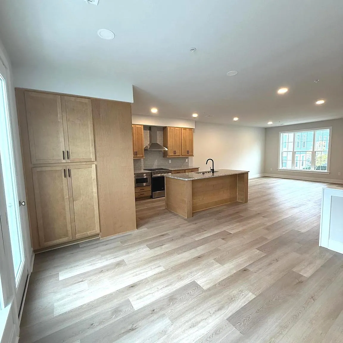 3 bed, 2.5 bath, 1927 sqft, $2,595 — Photo 4