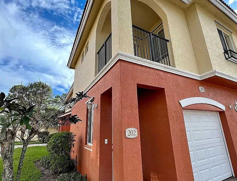 49 SE Sedona Cir #202 — Photo 1