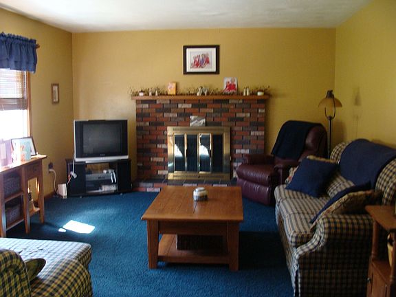 apacious 27' x 13' 6" Living room