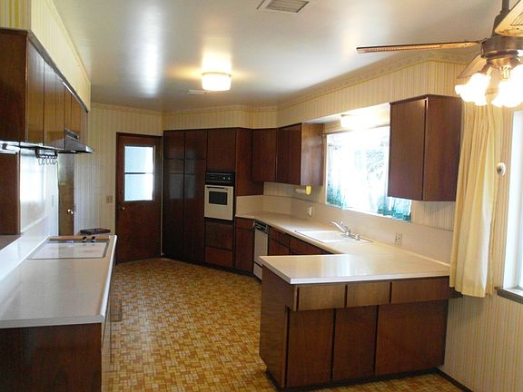 5th image of 34818 Pecan Ave