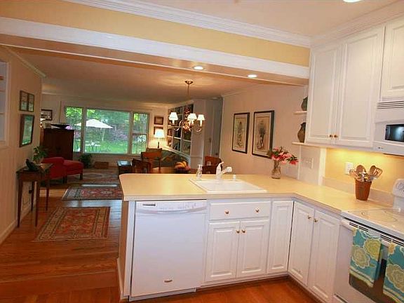 4th image of 127 Villa Rd