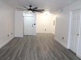 2820 Oakland Forest Dr, Fort Lauderdale, FL