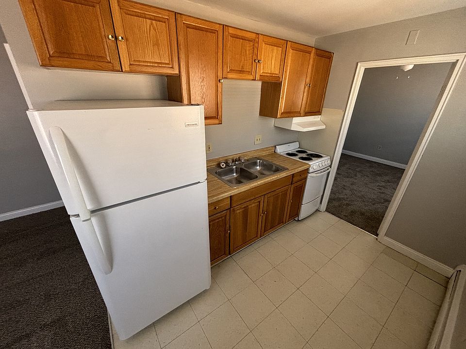 2nd image of 2208 Lawn Ave #9