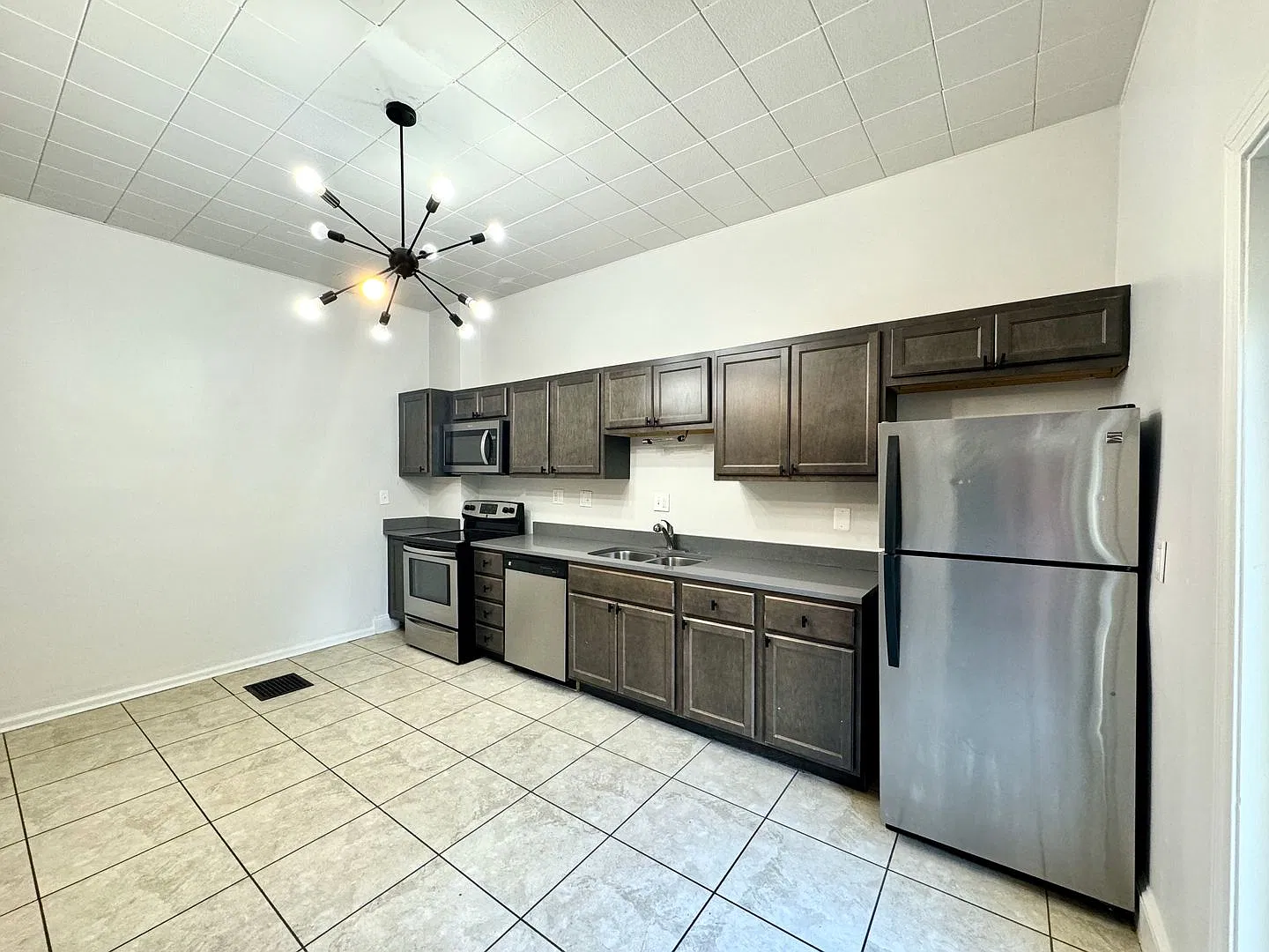 4 Bed/2 full Bath Rental on Warner Mins from UC ONLY $750/pp ($3,000/mo) — Photo 4