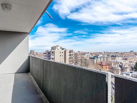 4th image of 909 N Logan St APT 10I