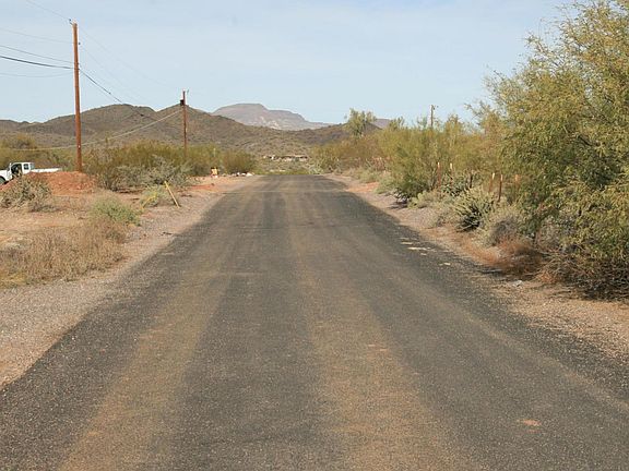 Paved road to Lot