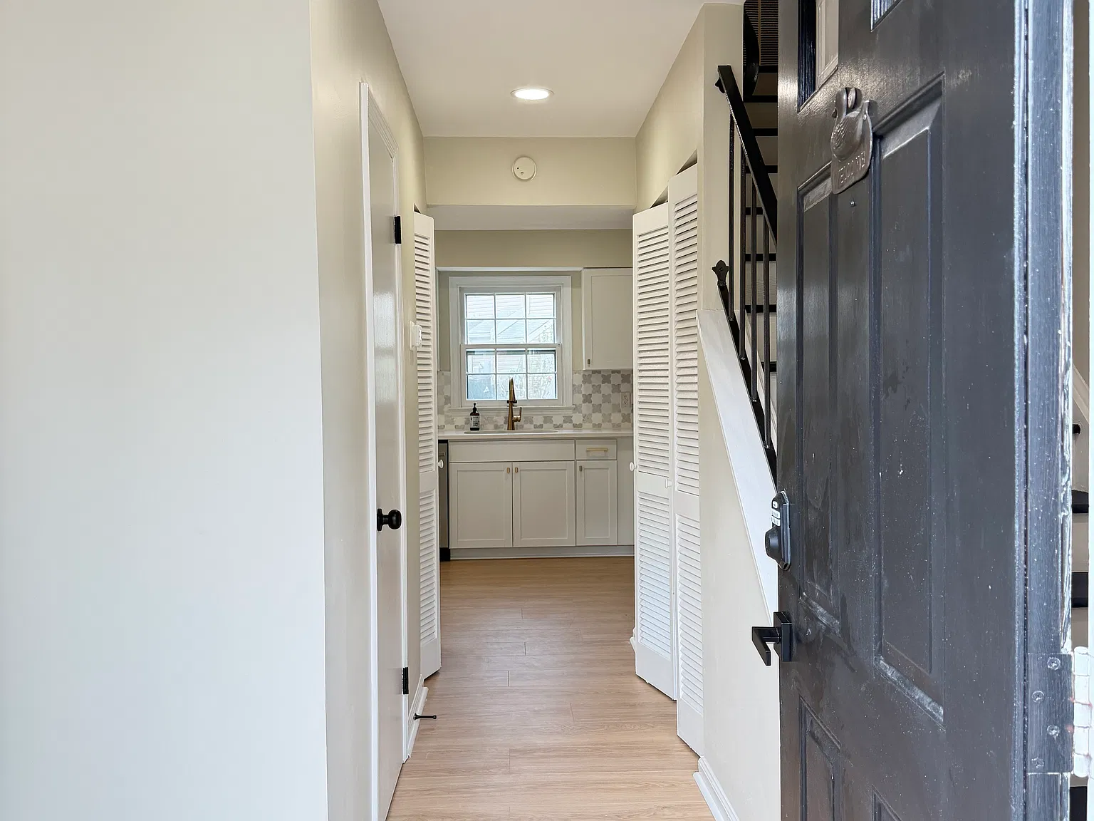 3 bed, 1.5 bath, 1041 sqft, $2,500 — Photo 2