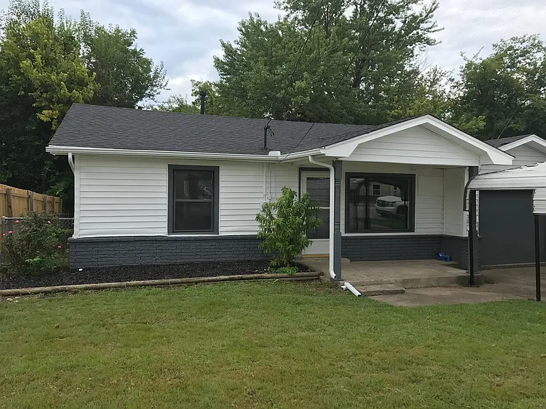 327 E Midway St — Photo 3