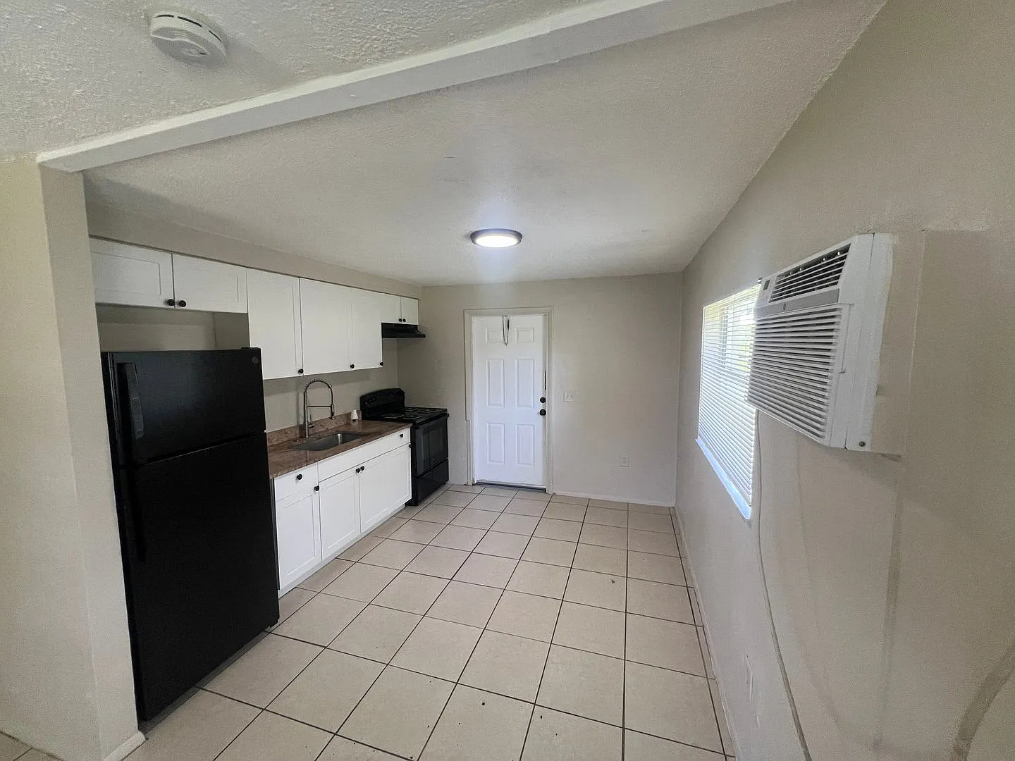 ** For Rent 2/1 Ready For A Long Term Tenant -- Fort Myers -- Pet Friendly ** — Photo 1