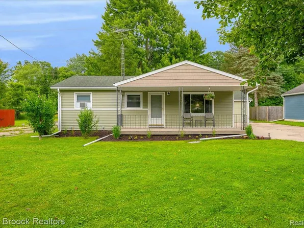 2246 Woodstead St, Burton, MI 48509