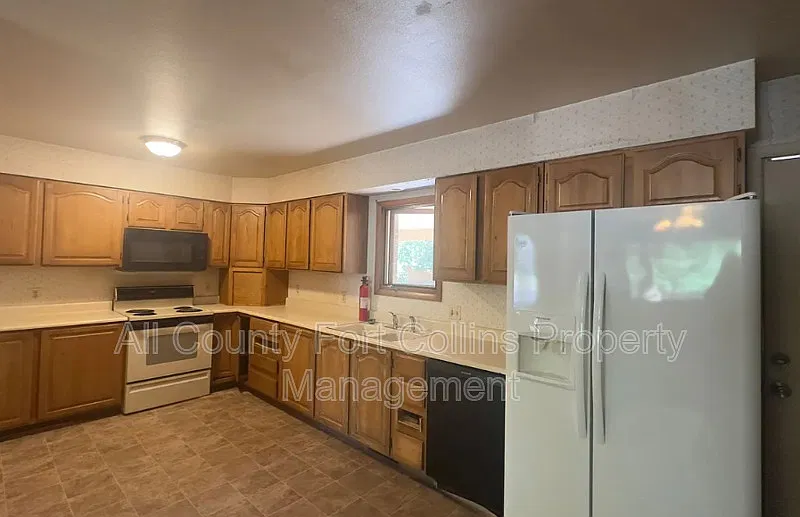 3 bed, 3.0 bath, 2036 sqft, $2,200 — Photo 3