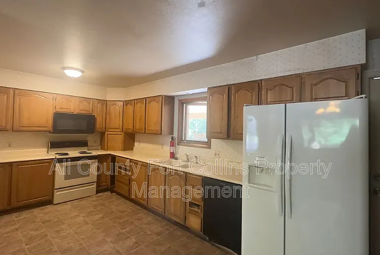 1401 Skyline Dr — Photo 3