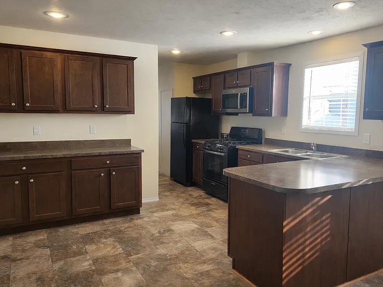 Broadview Estates — Photo 33
