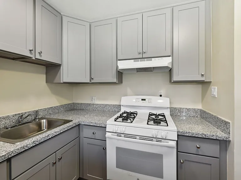 ROCKINGHAM APARTMENTS — Photo 31