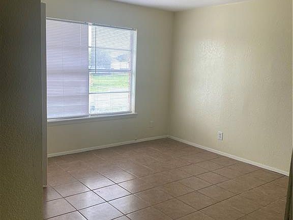 5th image of 618 Gastel Cir APT A