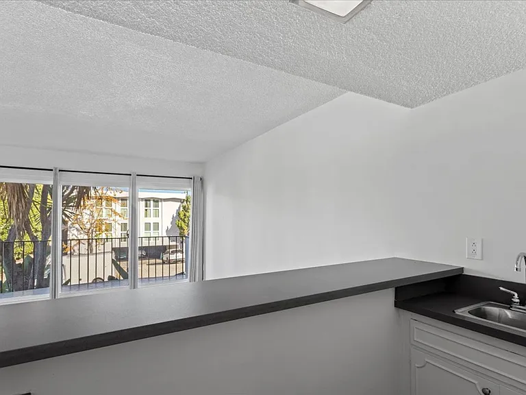 1621 Veteran Ave — Photo 10
