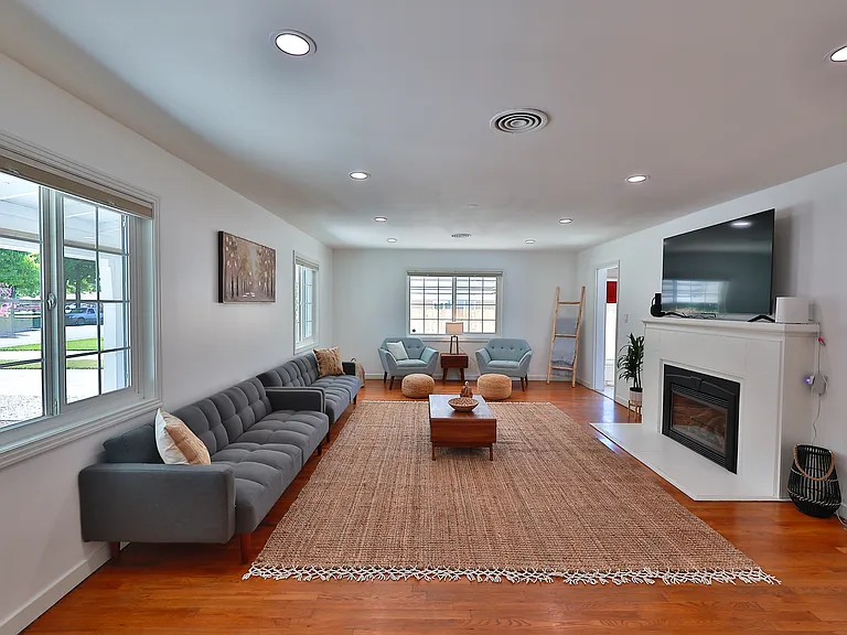 1020 Orange St — Photo 2