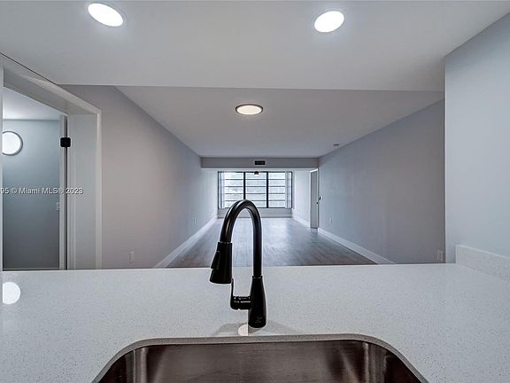 3rd image of 1530 Whitehall Dr APT 102