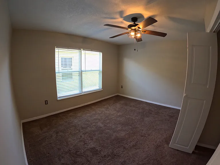 422 Fairfield Dr — Photo 3
