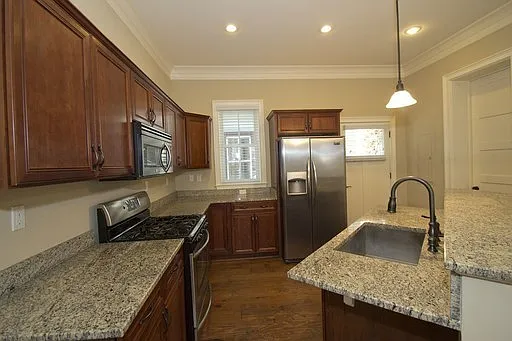Luxury Townhome in the Heart of Downtown with Private Parking — Photo 1