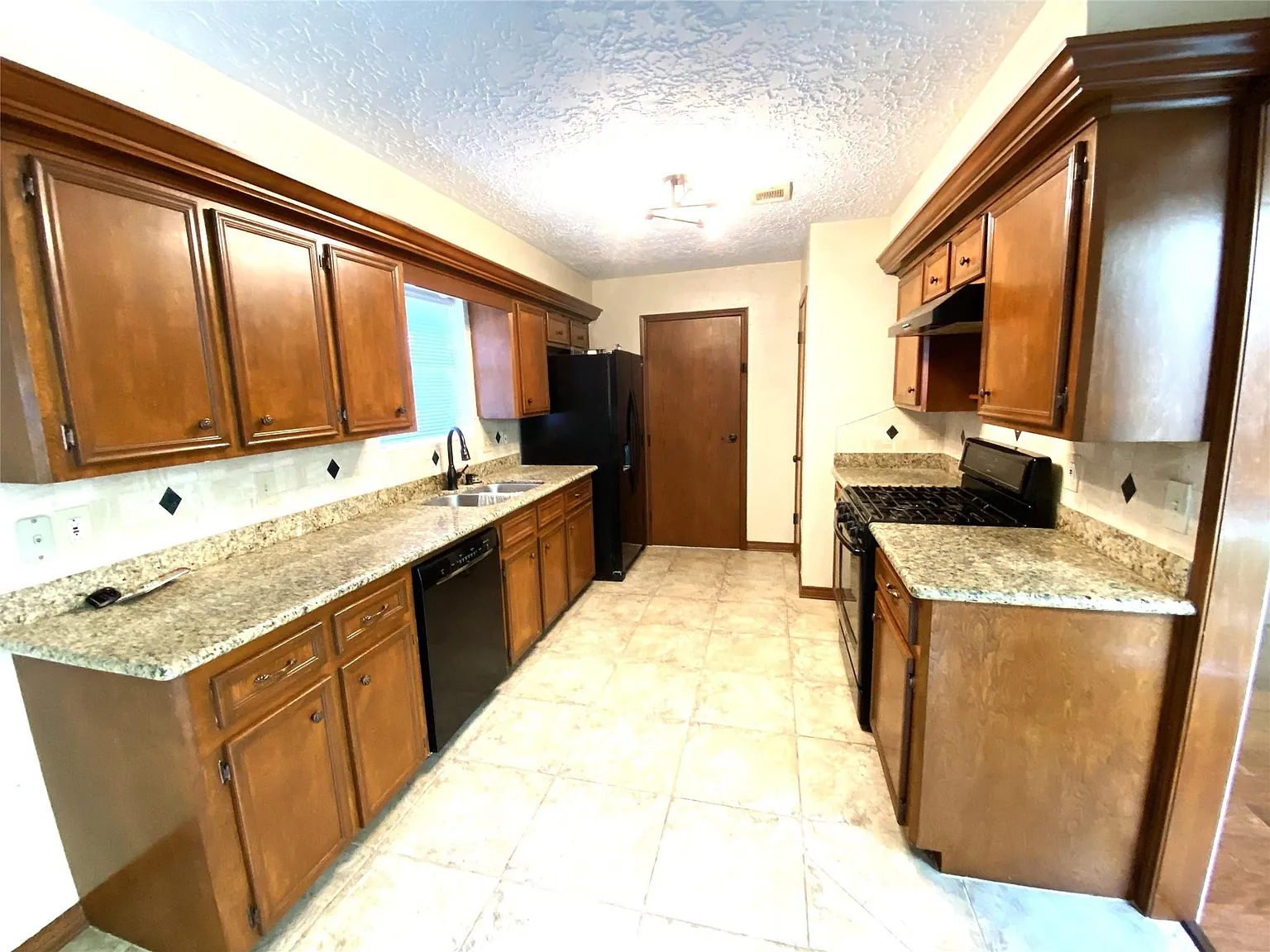 3 bed, 2.0 bath, 1781 sqft, $1,975 — Photo 4