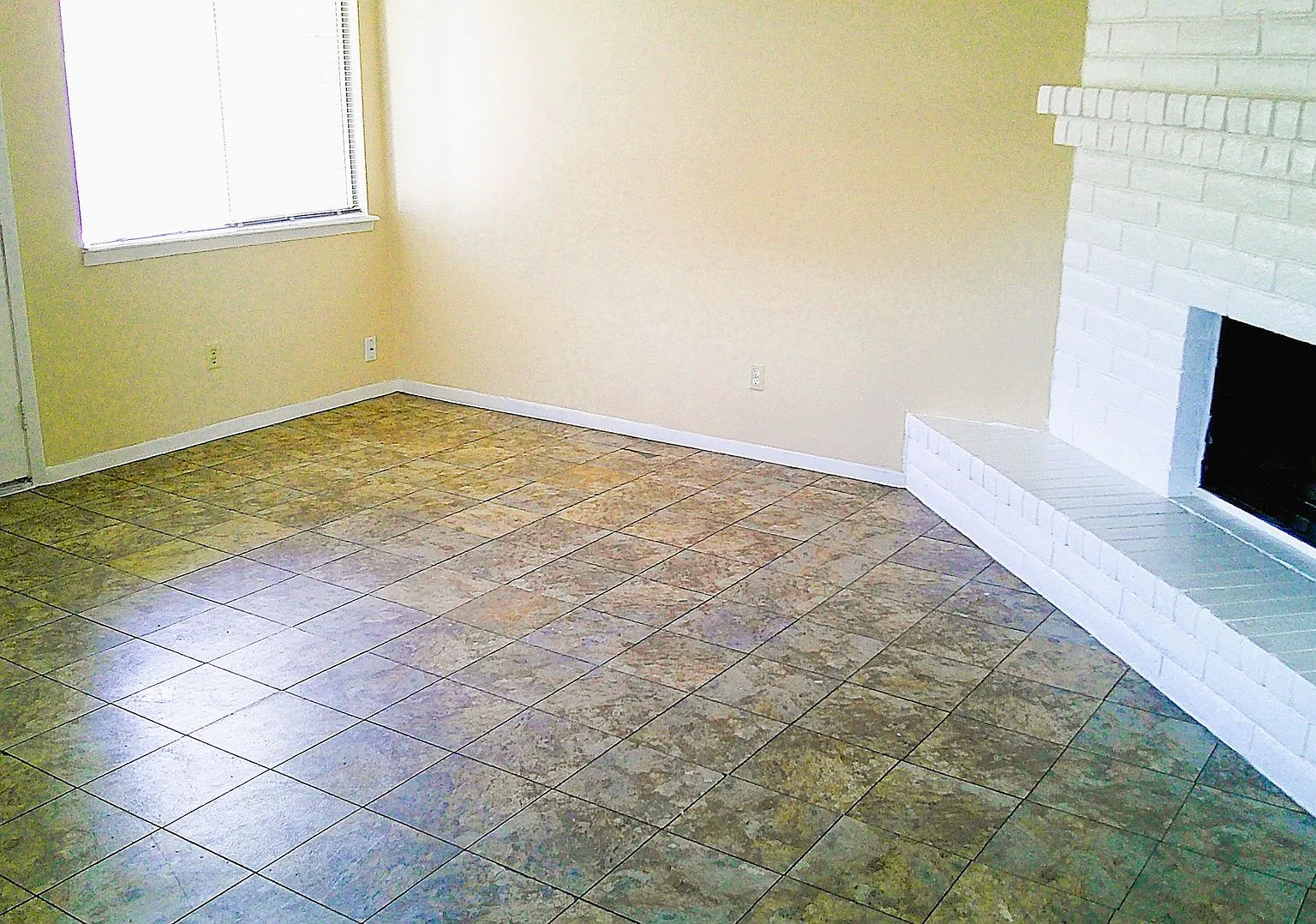 Adorable Single Level Eastside Duplex With Evaporative Air Located In Quiet Neighborhood — Photo 2
