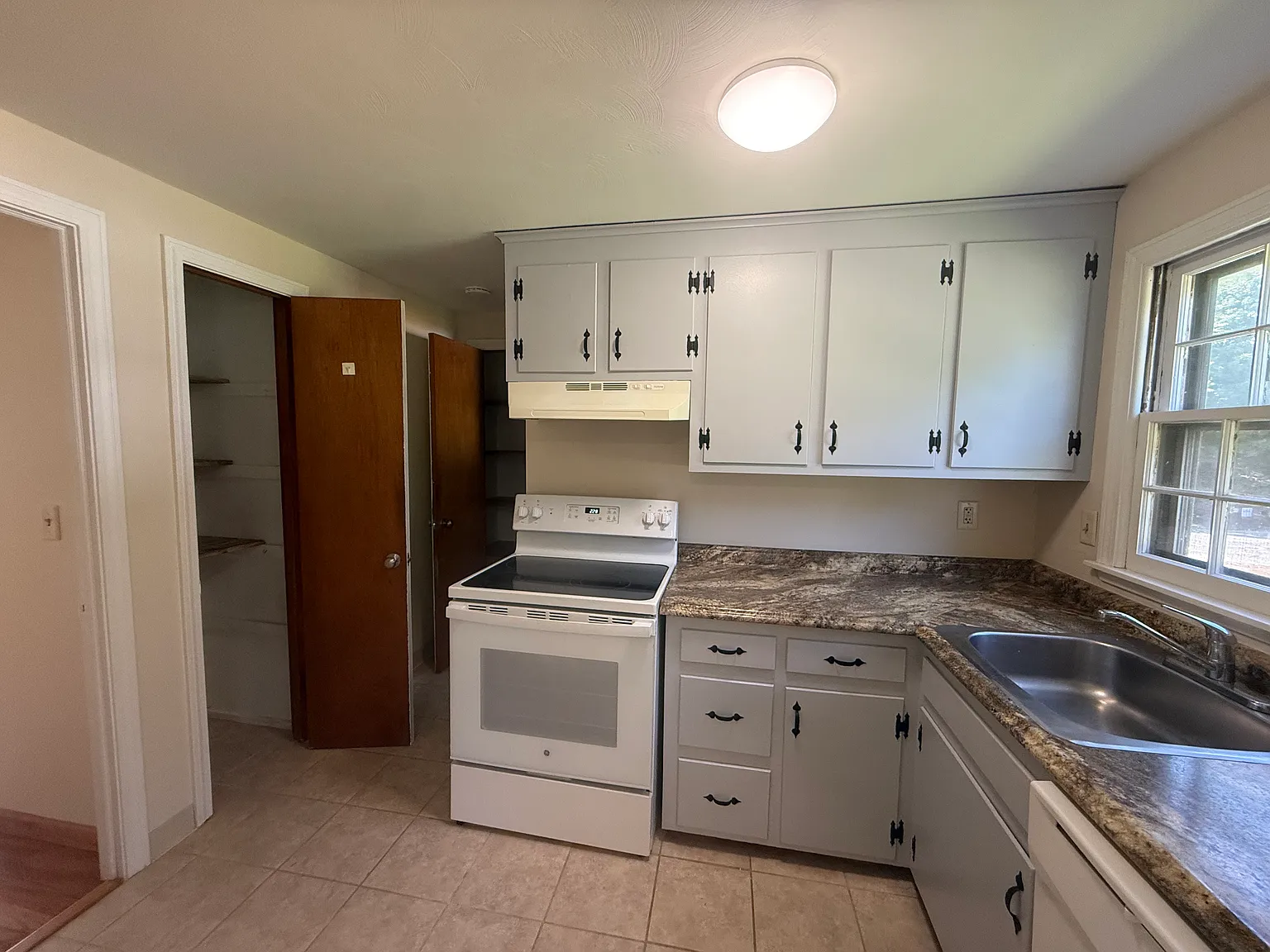 1 bed, 700 sqft, $1,375 — Photo 4
