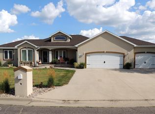 2120 Palisades Ln, Watertown, SD 57201