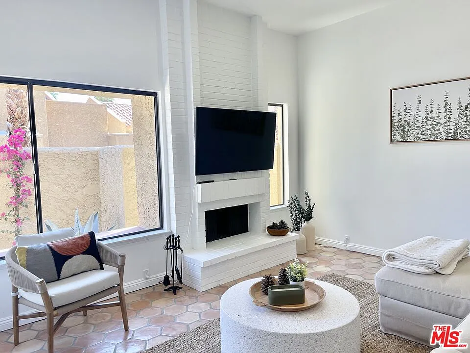 2 bed, 2.0 bath, 1426 sqft, $2,995 — Photo 3